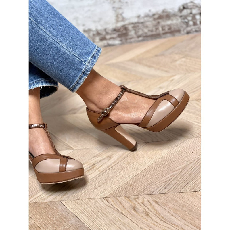 ZAPATOS DE TACÓN CON CORREA EN FORMA DE T