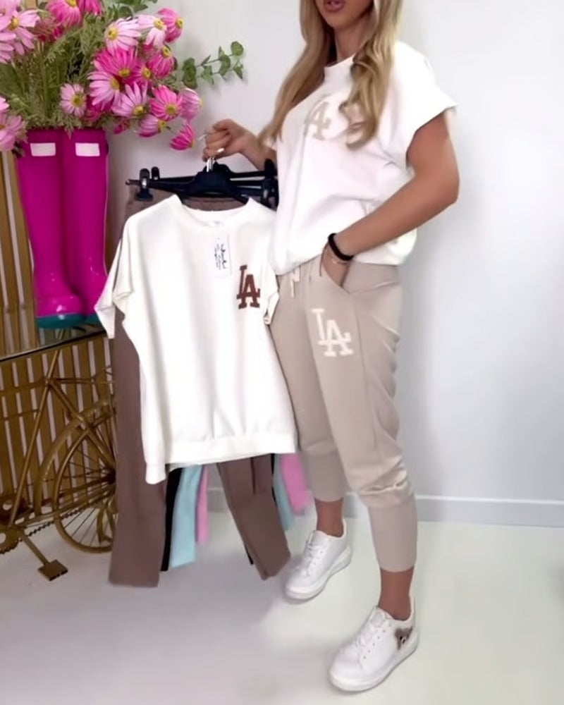 Conjunto de pantalones ajustados deportivos con estampado de letras